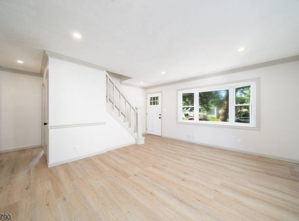 670 W Hazelwood Ave, Rahway City, NJ 07065-2604