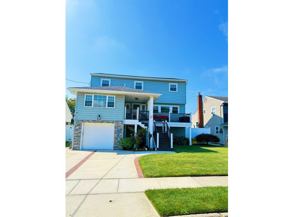 22 Wilshire Ct, Freeport, NY 11520
