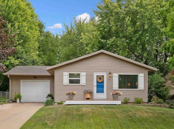 75 Birch Ct, NorthLiberty, IA 52317