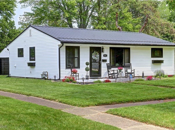 881 Oak Street, Elyria, OH 44035