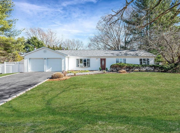 5 Ivy Covered Way, Mount Sinai, NY 11766