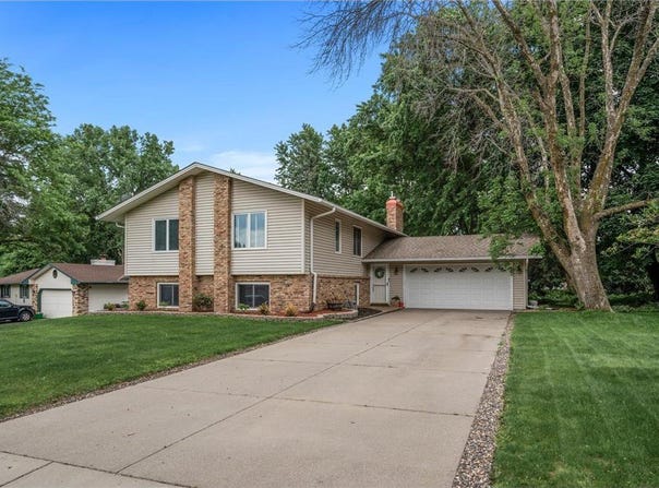 1413 Chateaulin Lane, Burnsville, MN 55337