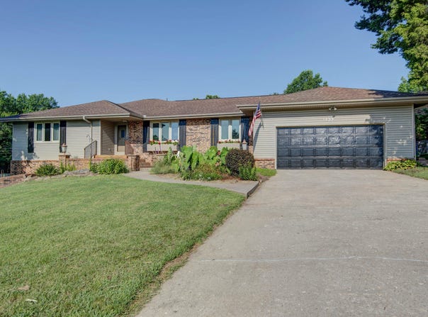 1433 S Charing Road, Springfield, MO 65809