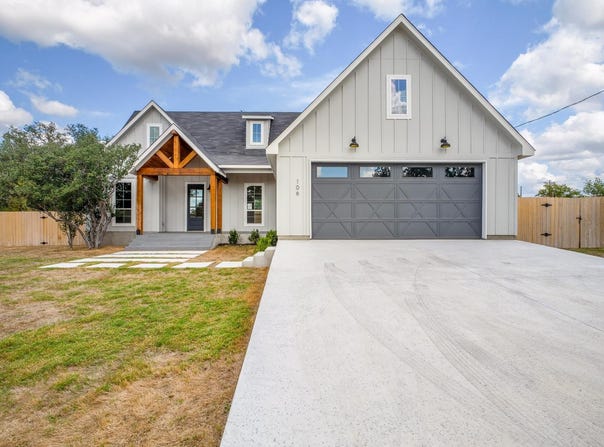 106 W Briar Dr, Granite Shoals, TX 78654