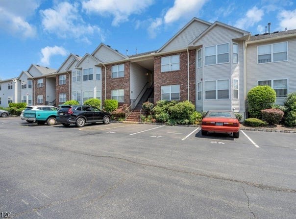 15 Donna Dr, East Hanover Twp., NJ 07936-3585