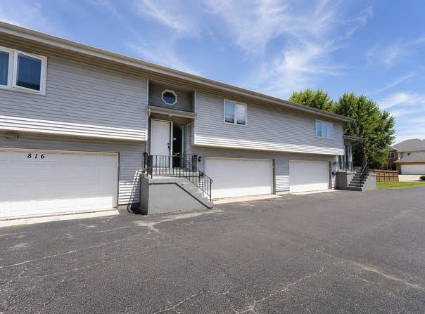 812 Maple Lane, Wheeling, IL 60090
