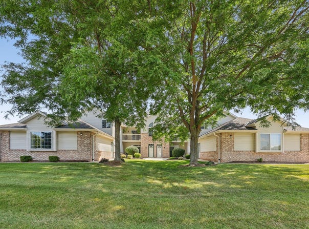 4740 W Maple Leaf Cir, Greenfield, WI 53220