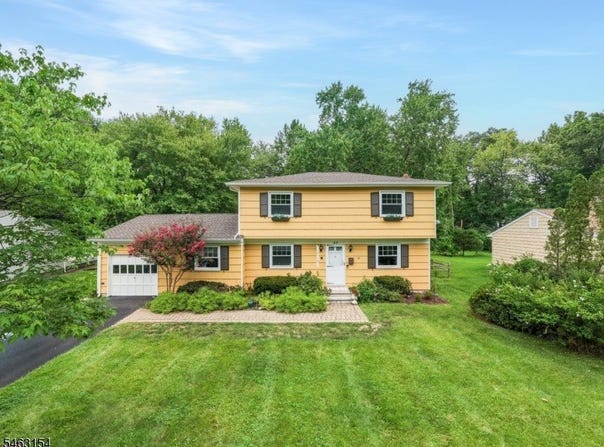 43 Chaucer Dr, Berkeley Heights Twp., NJ 07922-1808