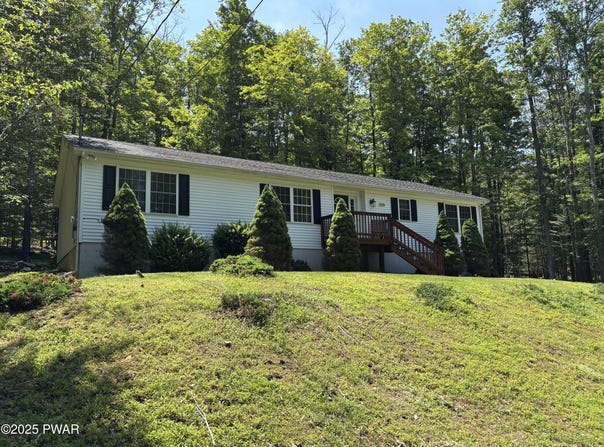 142 Fawnwood Circle, Greentown, PA 18426