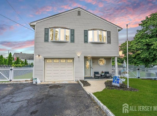 557 Howard Avenue, Middlesex, NJ 08846