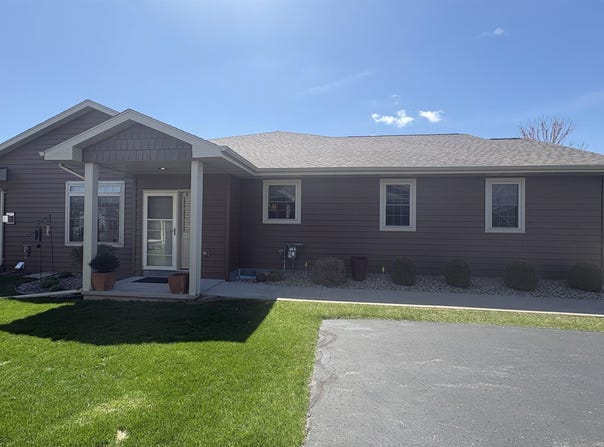1256 CAMERON Circle, NEENAH, WI 54956