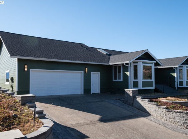 383 RIDGECREST DR, Roseburg, OR 97470