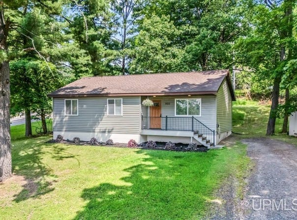 900 E H, Iron Mountain, MI 49801