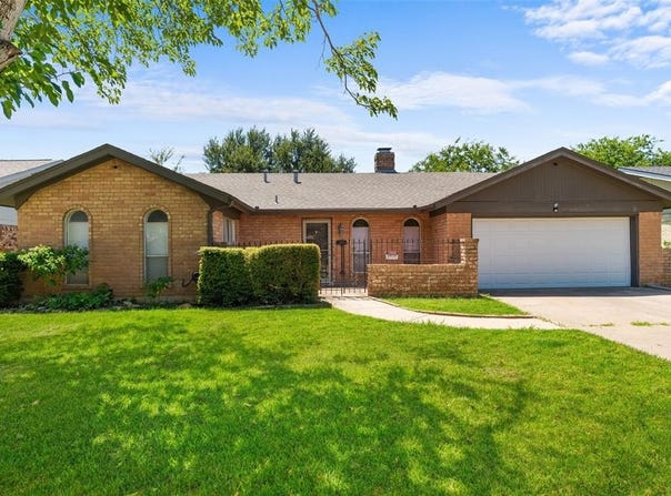 2804 Ashbury Drive, Arlington, TX 76015