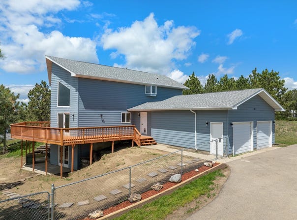 40 Rolling Hills Dr, Minot, ND 58703