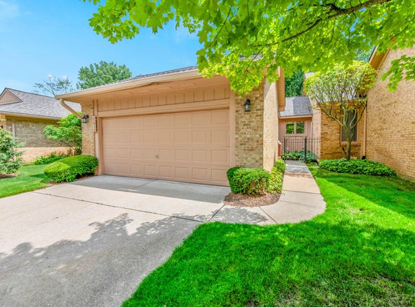 21910 River Ridge Trail, Farmington Hills, MI 48335