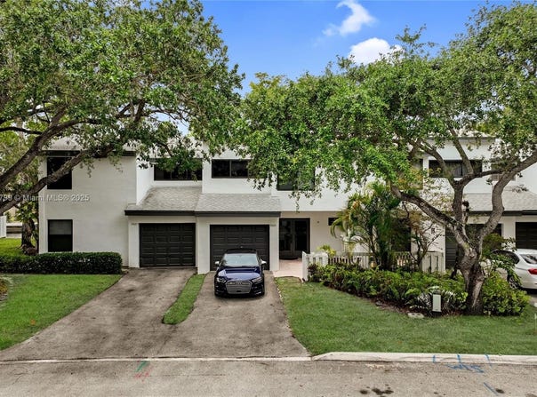 9885 Fairway Cove Ln, Plantation, FL 33324