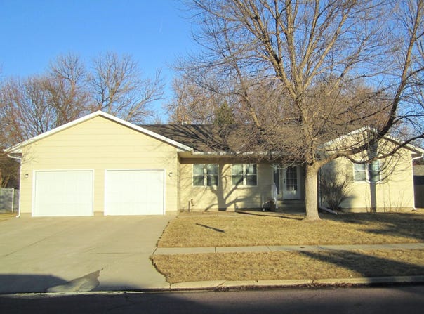 1950 Lampert Dr, Huron, SD 57350
