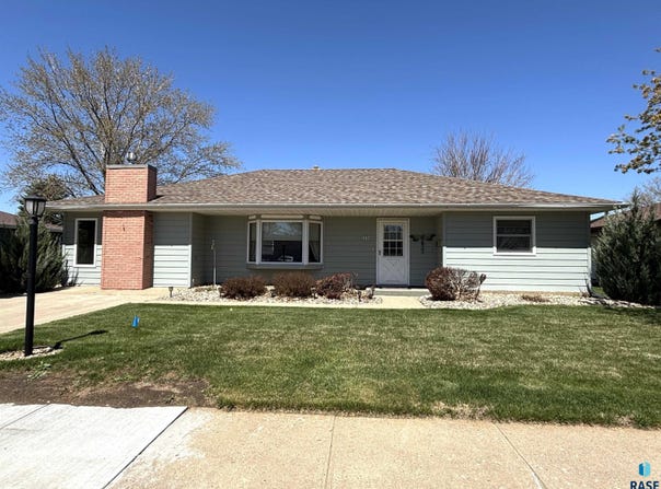 317 E 9th St, Miller, SD 57362