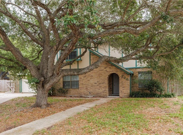 320 Long Pointe Drive, Portland, TX 78374