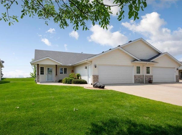 2475 Mossy Creek Drive NE, Owatonna, MN 55060