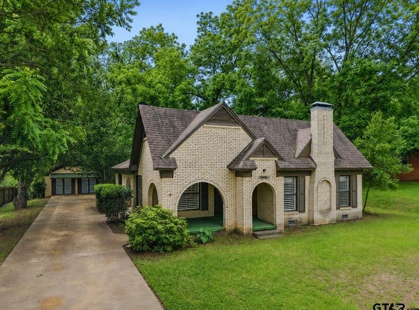 202 E College Street, Big Sandy, TX 75755