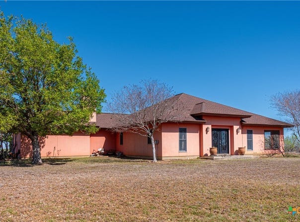 2148 County Road 220, Floresville, TX 78114