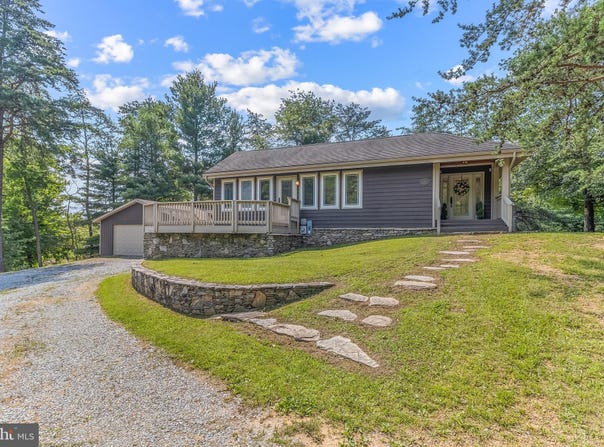 26 PATHFINDER LANE, HEDGESVILLE, WV 25427