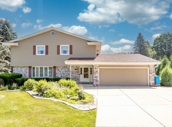 W266n6560 Top-O-Hill Dr, Lisbon, WI 53089