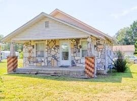 712 West Street, Stockton, MO 65785