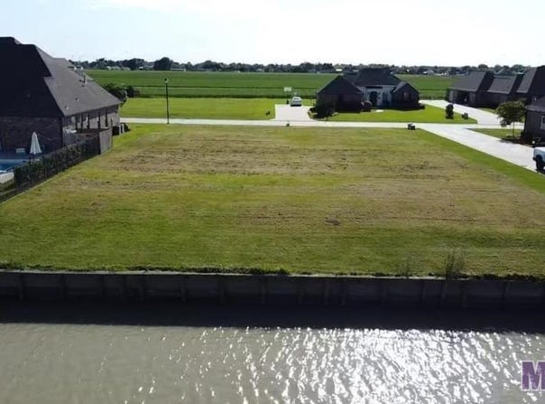 2688 Lake Perique Dr, Paulina, LA 70763