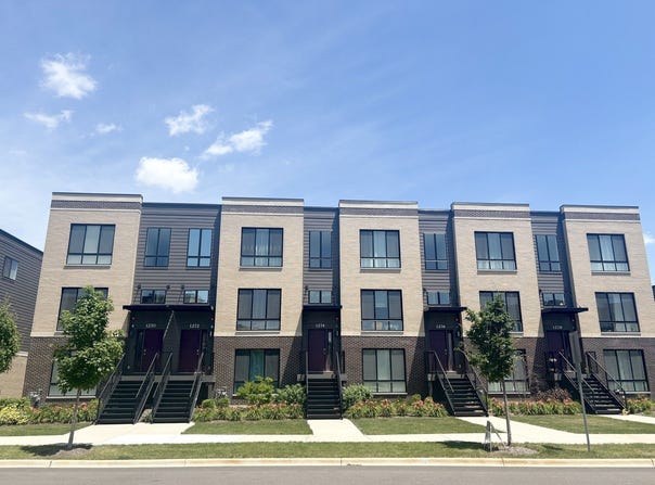 1276 Lakepointe Drive, Schaumburg, IL 60173