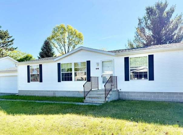 16 Kenneally Boulevard, Gladstone, MI 49837