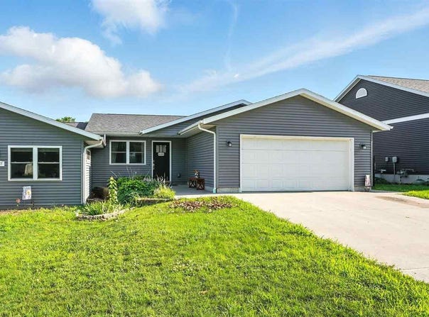 1133 E Adams St, Washington, IA 52353