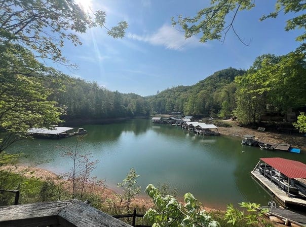 208 Lakeview Dr, Almond, NC 28702