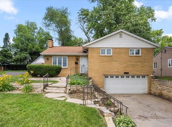 1119 W 12 Street, Cedar Falls, IA 50613