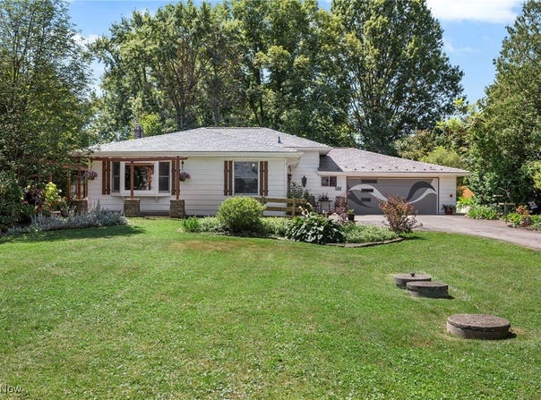 696 Lyonswood Drive, Hinckley, OH 44233