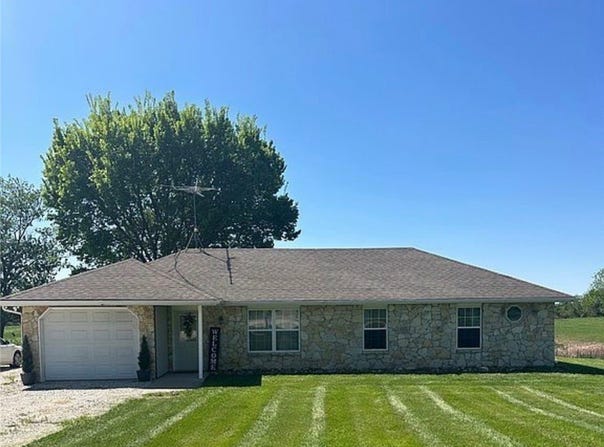 85 Frank Road, Eldon, MO 65026