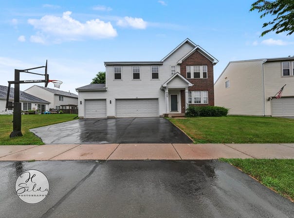 708 Bay Shore Drive, Pingree Grove, IL 60140