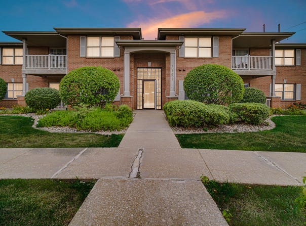 9802 Wildwood Circle, Munster, IN 46321