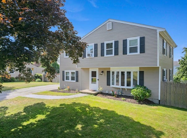 99 Moffitt Ave, Somerset, MA 02726