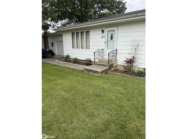 215 W. Johnston, Gladbrook, IA 50635