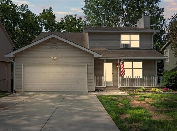 446 Hithergreen Drive, Lansing, KS 66043