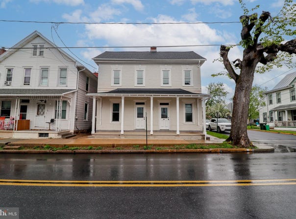 81-83 E MAIN Street, NEWMANSTOWN, PA 17073