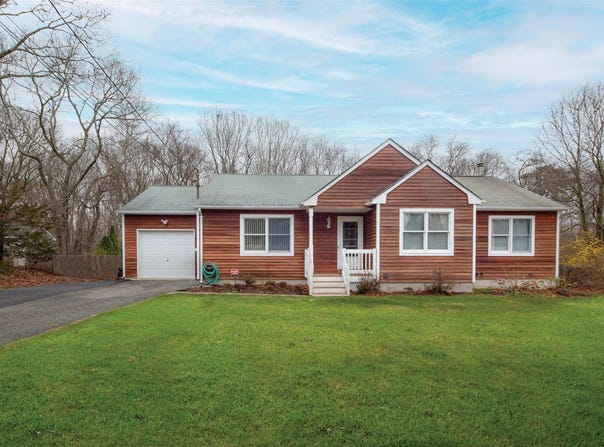 35 Woodridge Road, Hampton Bays, NY 11946