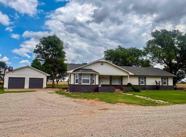2102 Skeleton Rd, Waukomis, OK 73773