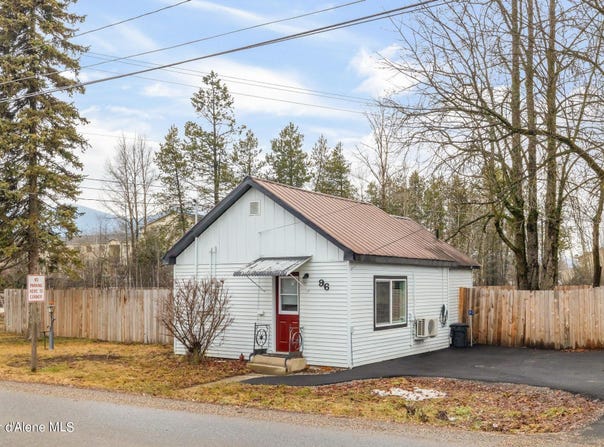 96 4th St, Ponderay, ID 83852
