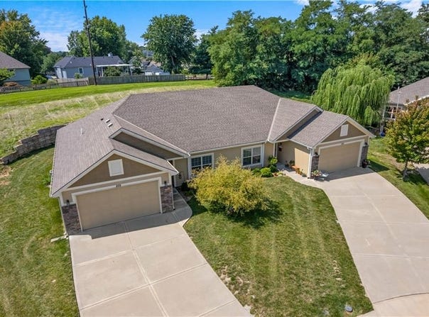 205 Ashmont Drive, Smithville, MO 64089