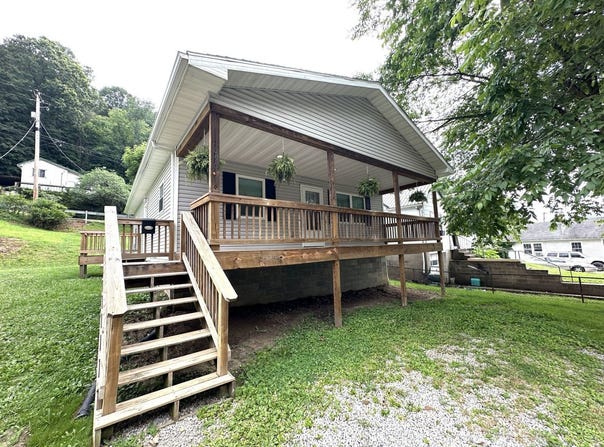 690 Brownell Ave, Middleport, OH 45760