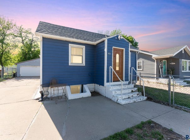 421 S Elmwood Ave, Sioux Falls, SD 57104